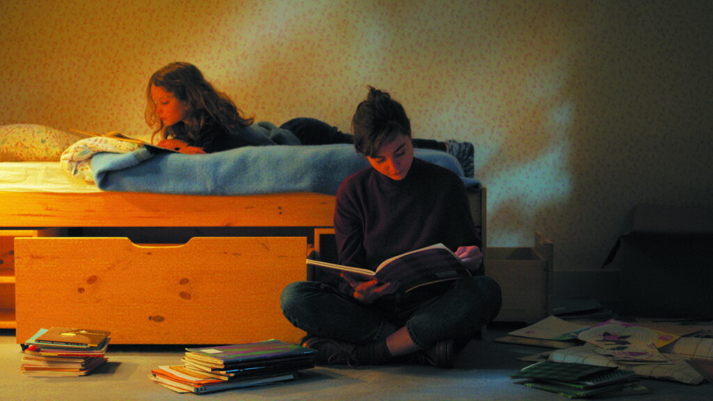 Das Bild zeigt Joséphine Sanz und Nina Meurisse in einer Szene des Films Petite Maman - Als wir Kinder waren.
Top 5 Filme unter 90 Minuten