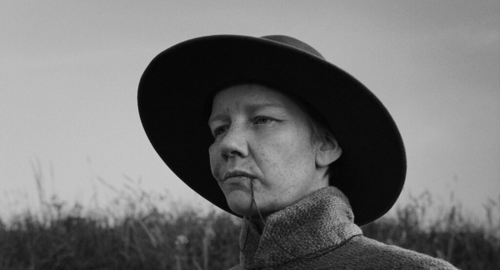Das schwarz-weiß Bild zeigt Sandra Hüller in einer Szene des Films Rose.