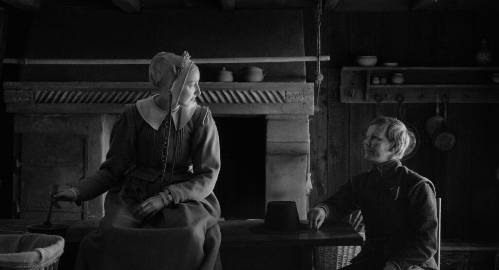 Das schwarz-weiß Bild zeigt Caro Braun und Sandra Hüller in einer Szene des Films Rose.