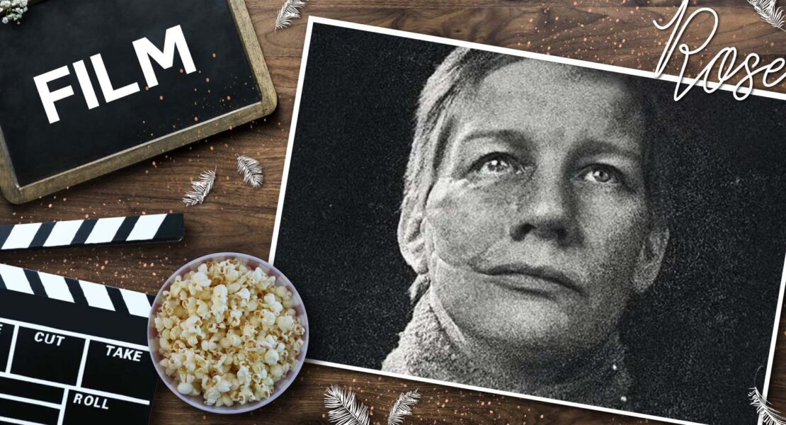 Collage mit Filmthema: Links ein schwarzes Schild mit dem Wort FILM in weißen Großbuchstaben, darunter eine Filmklappe und eine Schüssel Popcorn auf Holz. Rechts ein schwarz‑weißes Porträt von Sandra Hüller, die leicht nach oben blickt. Darüber steht der Schriftzug Rose in eleganter Kursivschrift, umgeben von kleinen weißen Federn und dekorativen Partikeln.