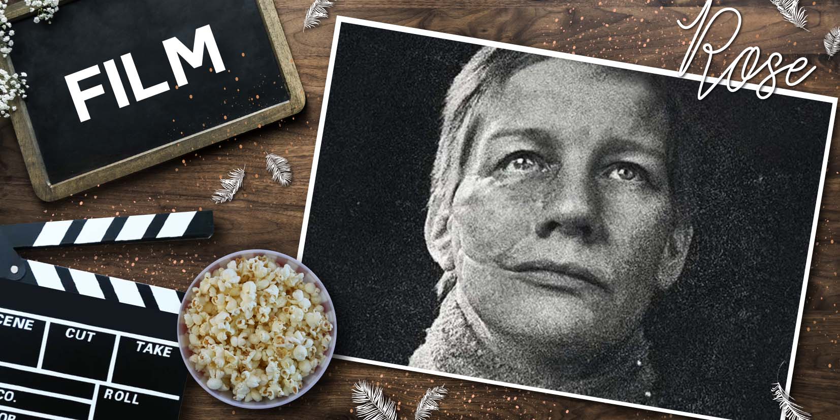 Collage mit Filmthema: Links ein schwarzes Schild mit dem Wort FILM in weißen Großbuchstaben, darunter eine Filmklappe und eine Schüssel Popcorn auf Holz. Rechts ein schwarz‑weißes Porträt von Sandra Hüller, die leicht nach oben blickt. Darüber steht der Schriftzug Rose in eleganter Kursivschrift, umgeben von kleinen weißen Federn und dekorativen Partikeln.