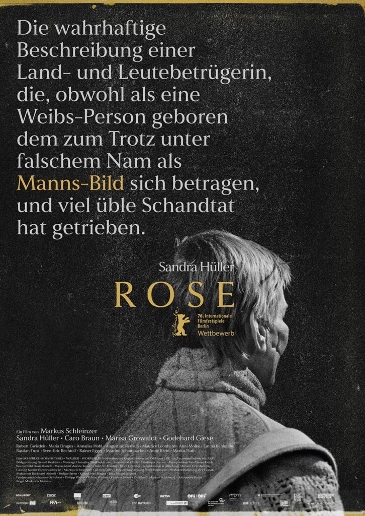 Schwarz‑weißes Filmplakat zu ROSE: Eine Person in einem groben Mantel steht mit dem Rücken zur Kamera vor dunklem Hintergrund. Goldene Typografie zeigt den historischen Text über eine als Mann lebende Betrügerin. Oben steht der Name Sandra Hüller, unten die Credits zum Film von Markus Schleinzer.