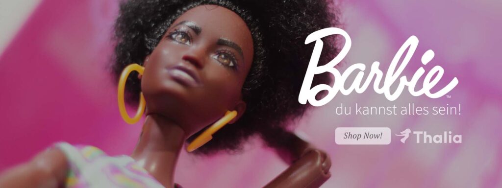 Eine Barbie mit dunklen Locken trägt große gelbe Creolen und ein bunt gemustertes Outfit. Der Hintergrund ist pink und weiß gehalten. Auf dem Bild steht in weißer Schrift „Barbie du kannst alles sein!“ sowie „Shop Now!“ und „Thalia“.