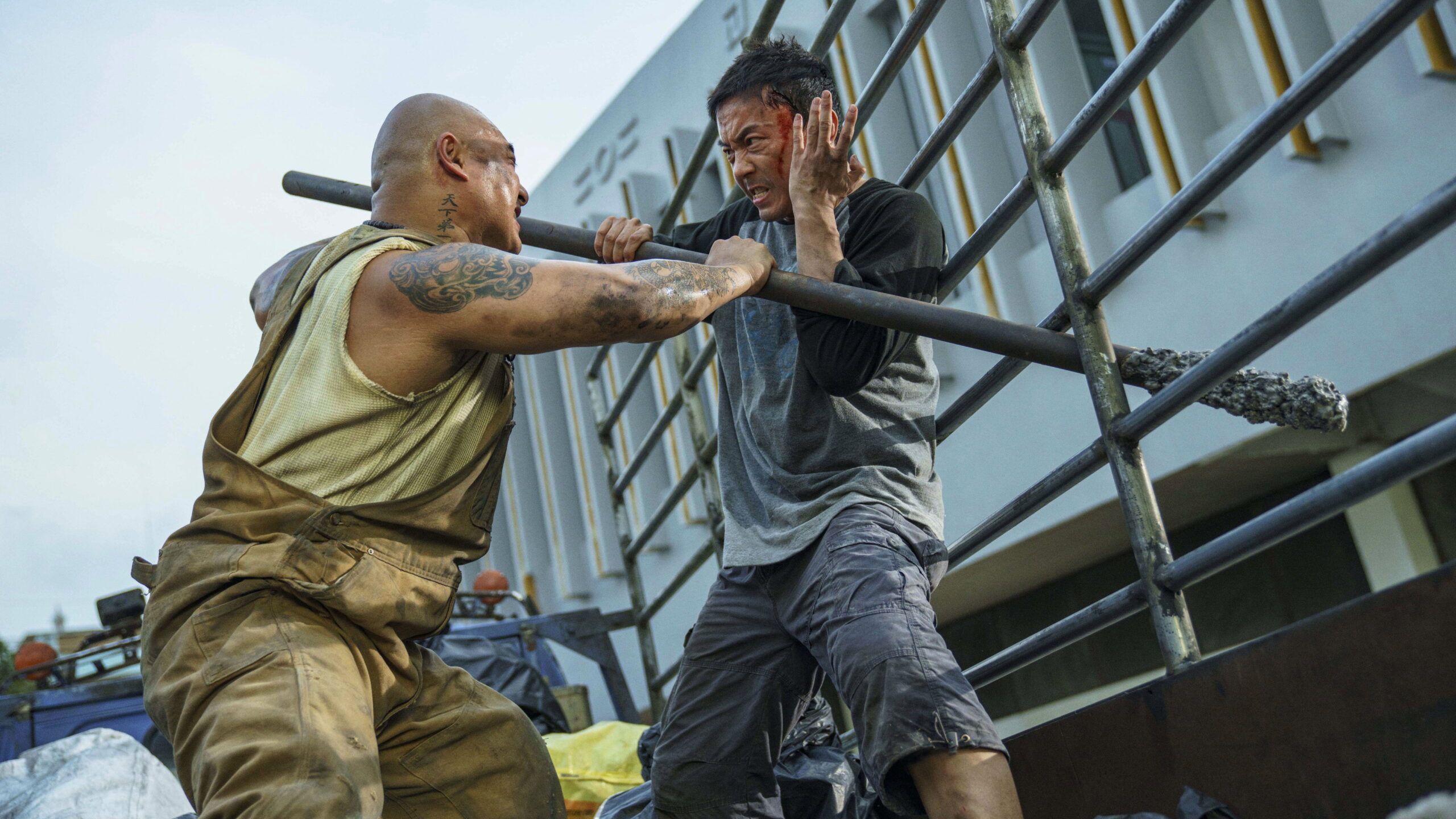 Das Bild zeigt Xie Miao und Brian Le beim Kämpfen auf einem Lastwagen in einer Szene des Films The Furious.