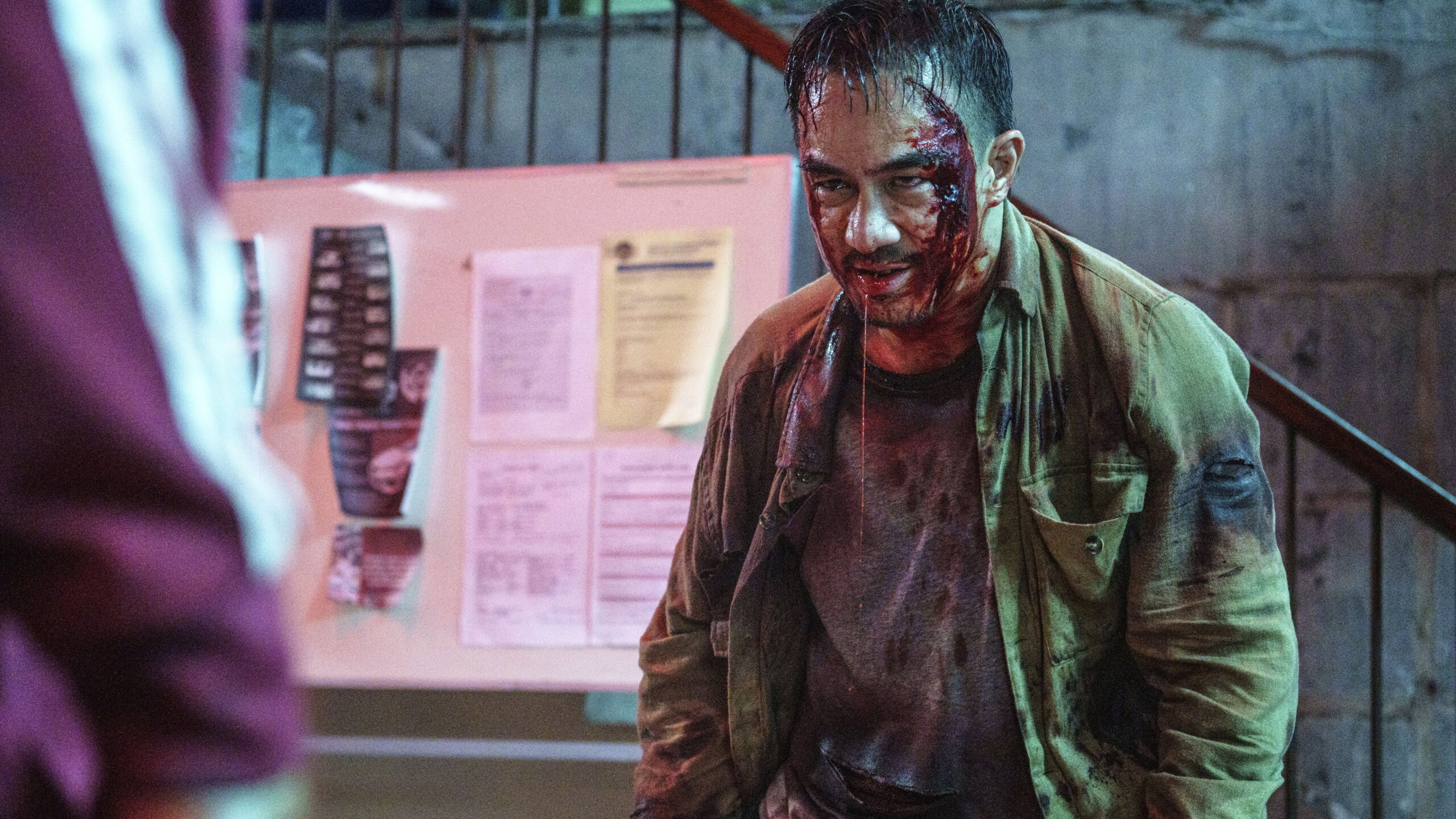 Das Bild zeigt Joe Taslim blutverschmiert.