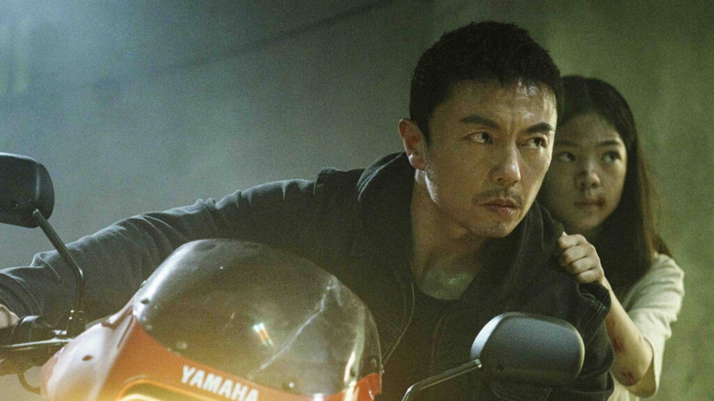 Das Bild zeigt Xie Miao und Yang Enyou auf einem Motorrad in einer Szene des Films The Furious.