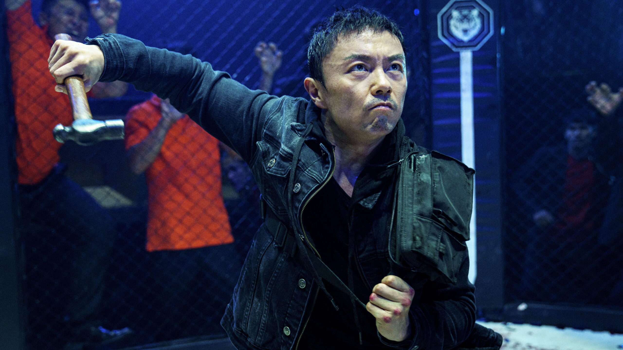 Das Bild zeigt Xie Miao mit einem Hammer in einer Szene des Films The Furious.