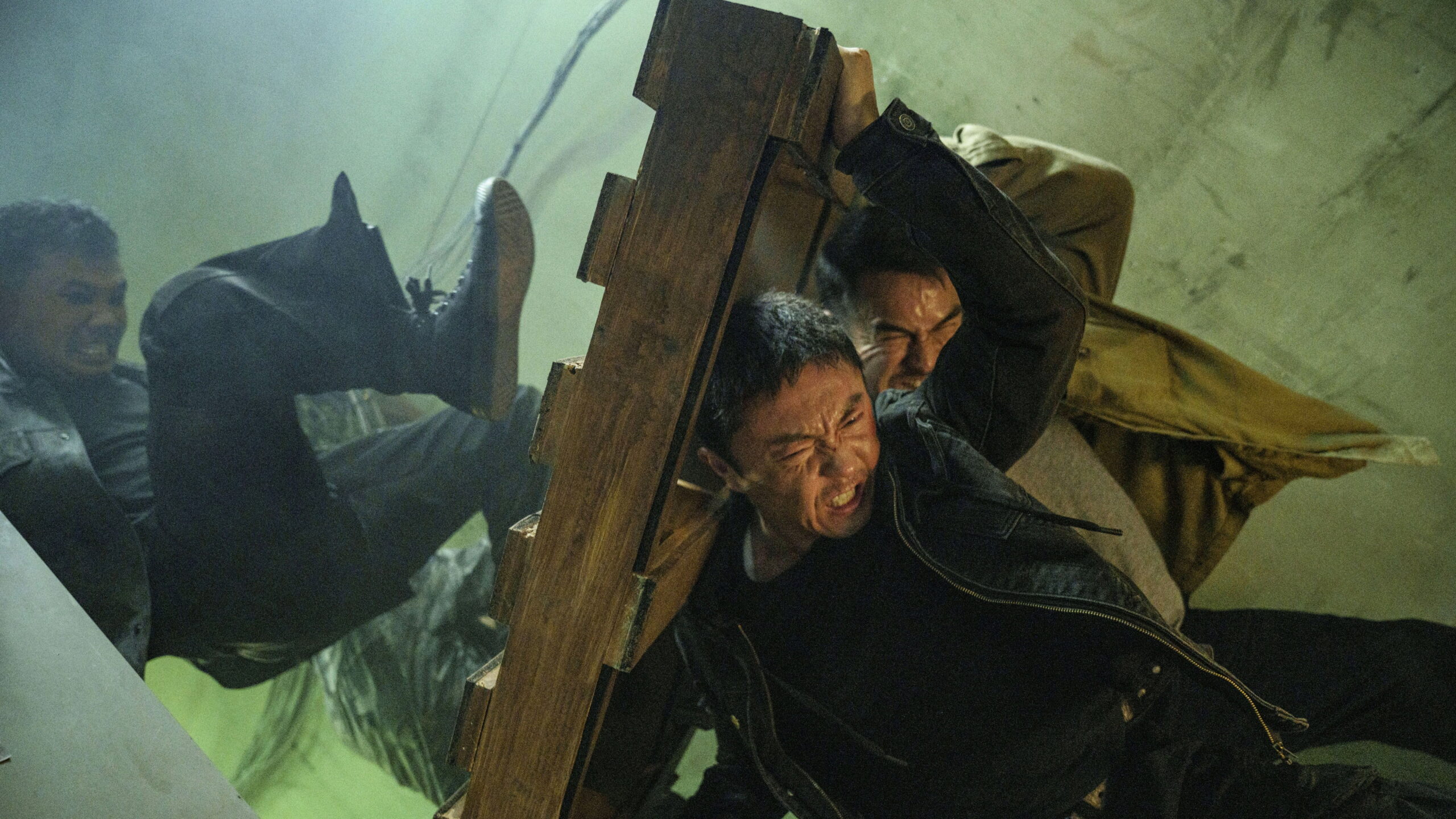 Das Bild zeigt Xie Miao und Joe taslim im kampf mit Bösewichten in einer Szene des Films The Furious.