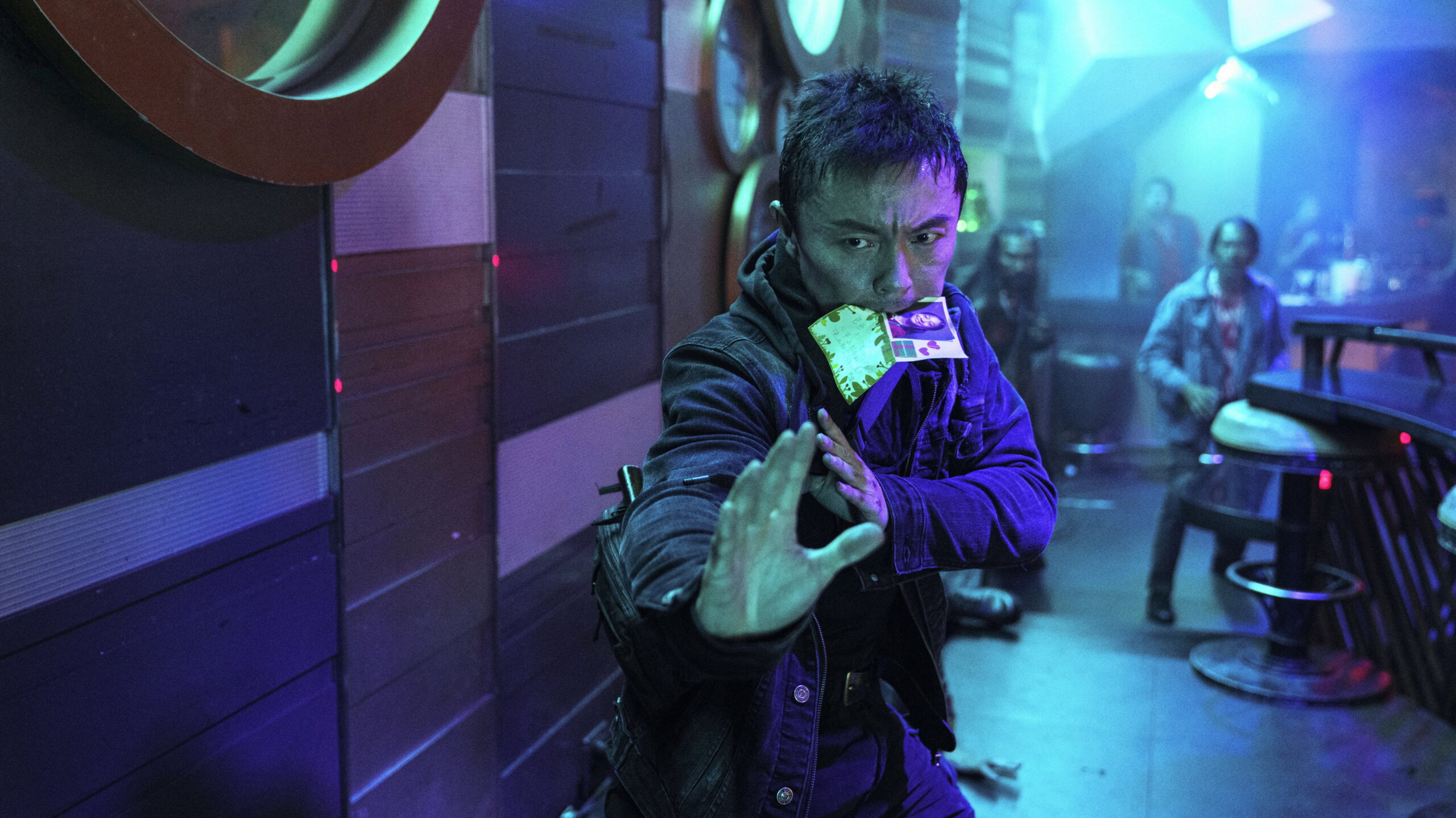 Das Bild zeigt Xie Miao in einer Kampfpose in einer Szene des Films The Furious.