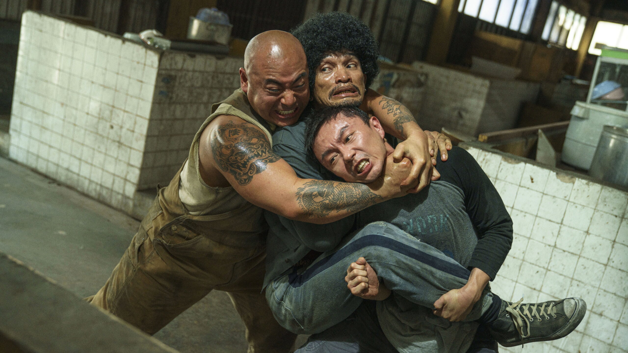 Das Bild zeigt Xie Miao und Brian Le im Kampf in einer Szene des Films The Furious.