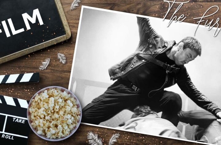 Holzuntergrund mit Filmrequisiten: Links eine Tafel mit dem Wort ‘FILM’, daneben eine Filmklappe und eine Schale Popcorn. Rechts ein Schwarz‑weiß‑Foto einer Actionkampfszene, darüber handschriftlich der Titel ‘The Furious’. Kleine Federn und Partikel liegen dekorativ verstreut.