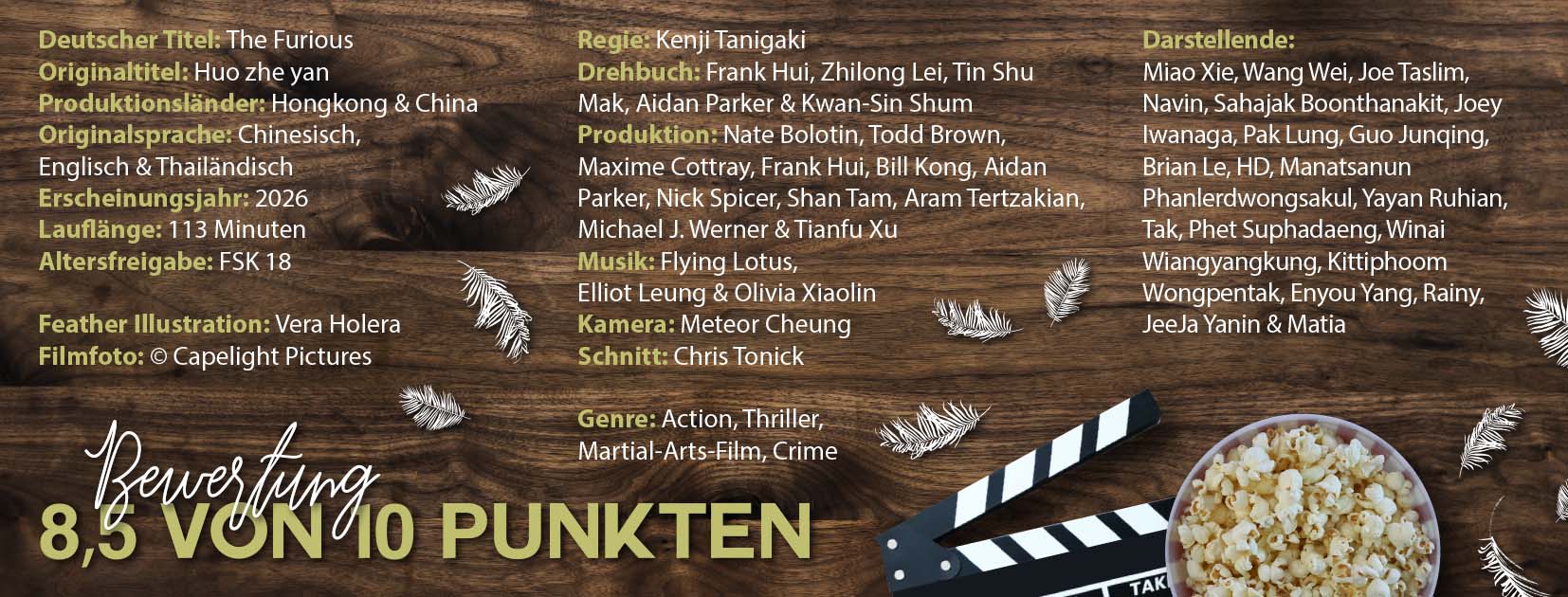 Infoposter zu The Furious auf Holzuntergrund mit Popcornschale, Filmklappe und kleinen Federillustrationen. Der Text enthält Titel, Originaltitel, Produktionsländer, Sprachen, Erscheinungsjahr, Laufzeit, FSK, Credits zu Regie, Drehbuch, Produktion, Musik, Kamera, Schnitt, Genre sowie eine vollständige Liste der Darstellenden und eine Bewertung von 8,5 von 10 Punkten.