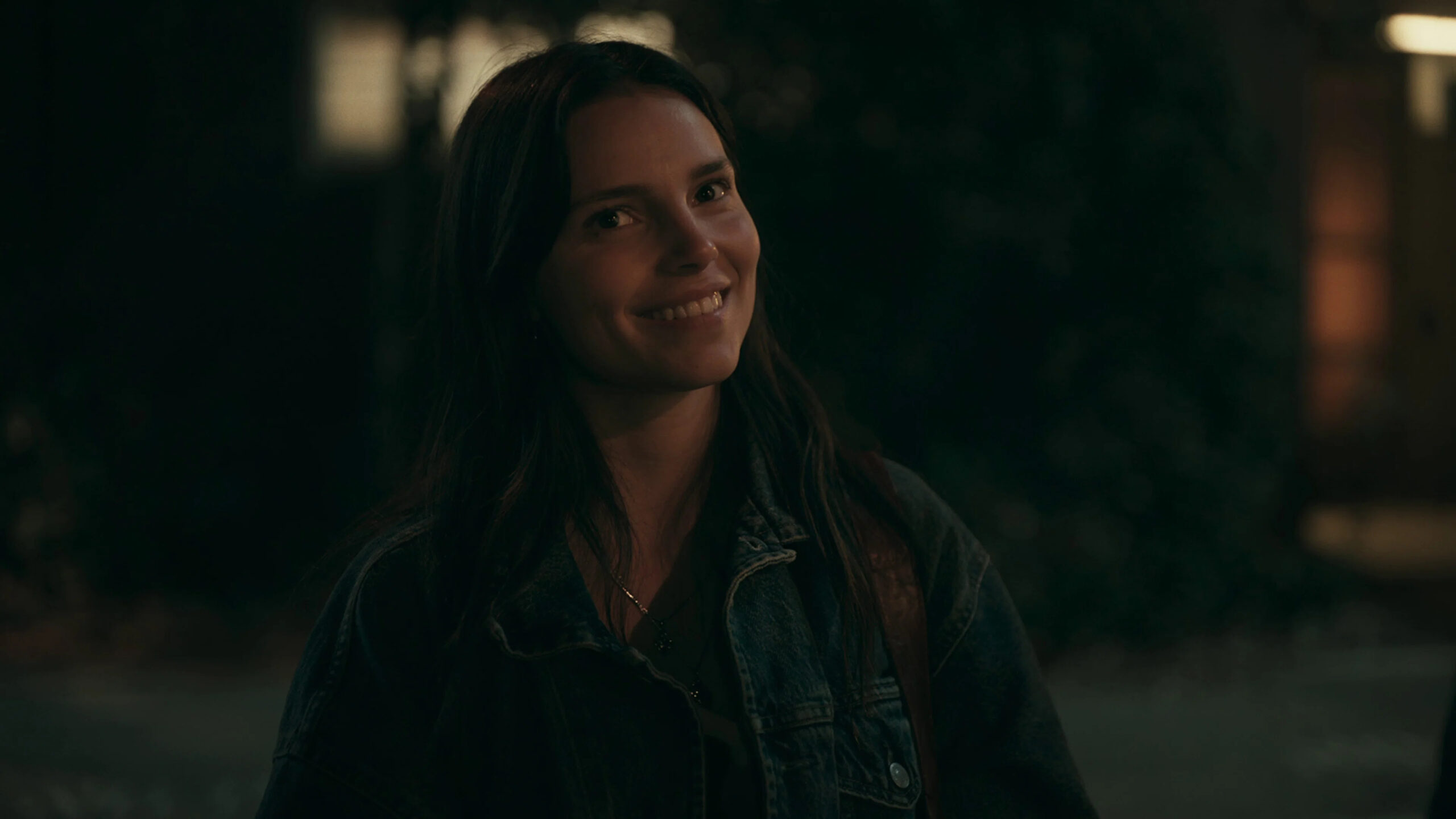 Nikki Freeman (Inde Navarrette) lächelt freundlich in die Kamera, nachts in einer Urbanen Umgebung. © Universal Pictures