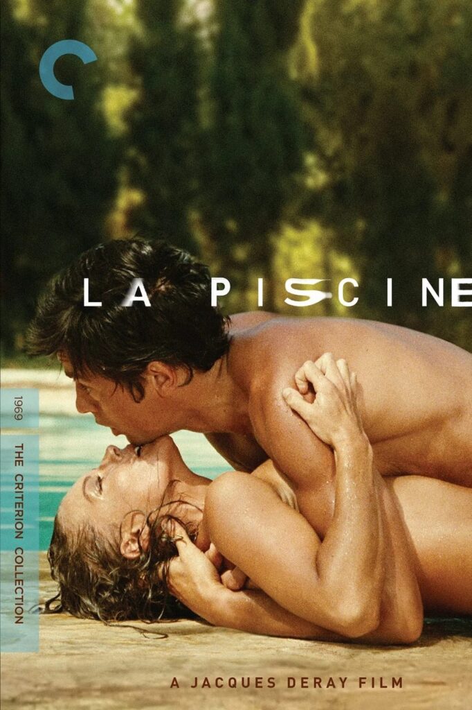 Das Bild zeigt Jean-Paul (Alain Delon) und Marianne (Romy Schneider) eng und leidenschaftlich umschlungen am Pool. Die Szene ist aus dem Film "Der Swimmingpool", auf dem Bild steht der Originaltitel "La Piscine", wobei das S leicht verwischt ist. Dazu steht unten A Jacques Deray Film und das Criterion Logo und die Jahreszahl 1969
