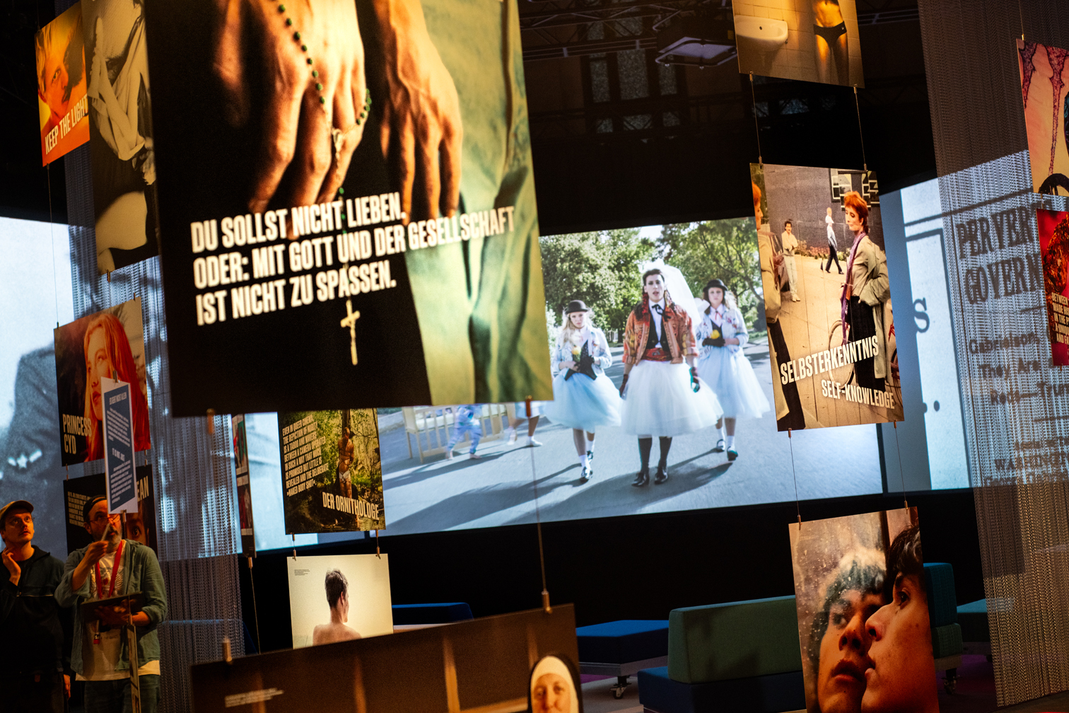 Foto der Ausstellung Inventing Queer Cinema in der Deutschen Kinemathek. Bildinstallation mit Ausschnitten aus verschiedensten Filmen.