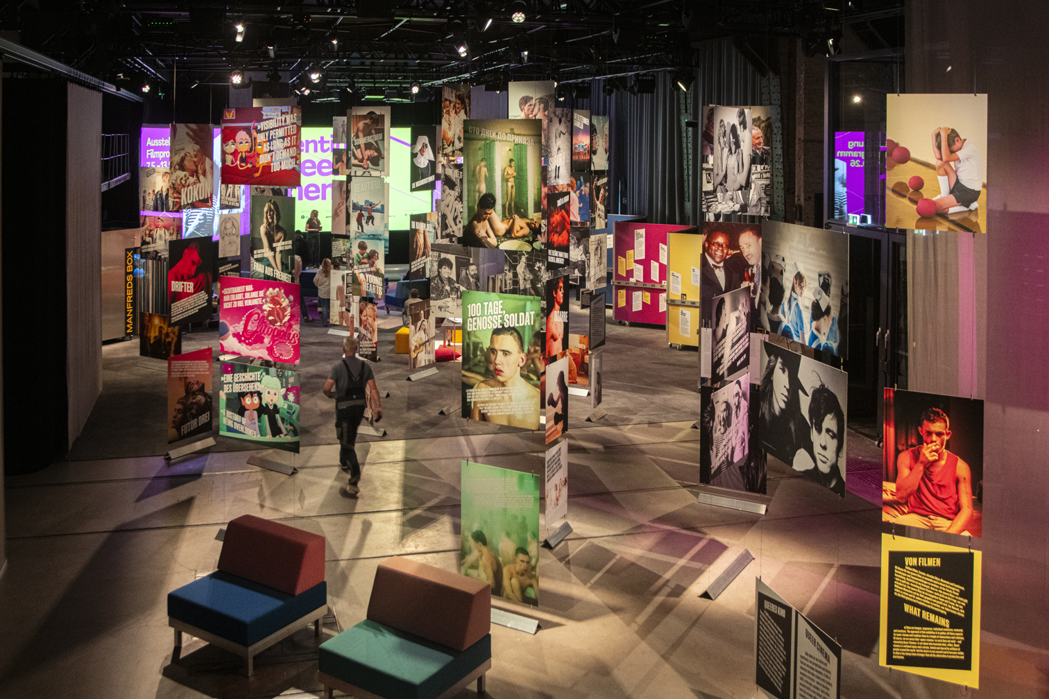 Foto der Ausstellung Inventing Queer Cinema in der Deutschen Kinemathek.
