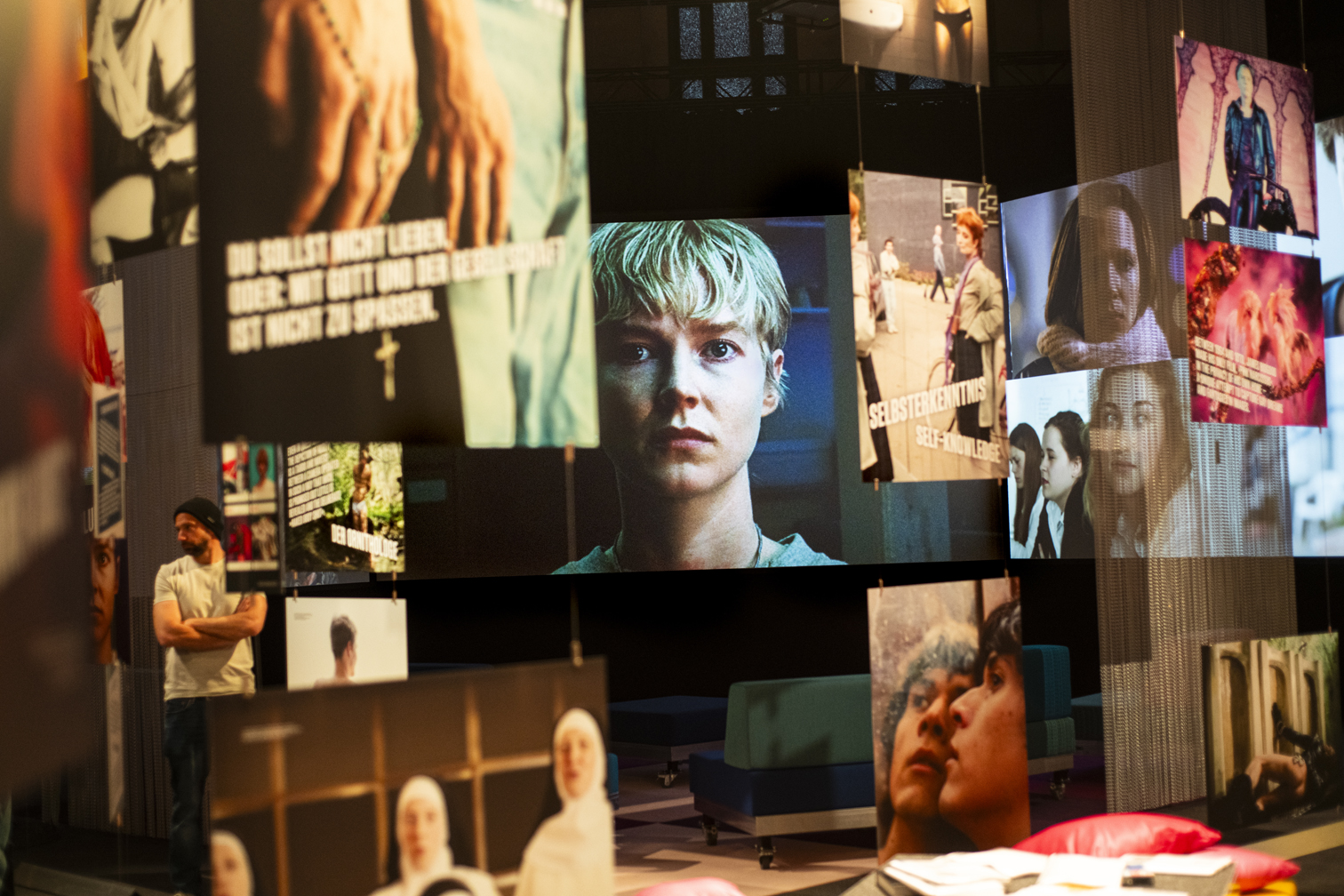 Foto der Ausstellung Inventing Queer Cinema in der Deutschen Kinemathek. Bildinstallation.