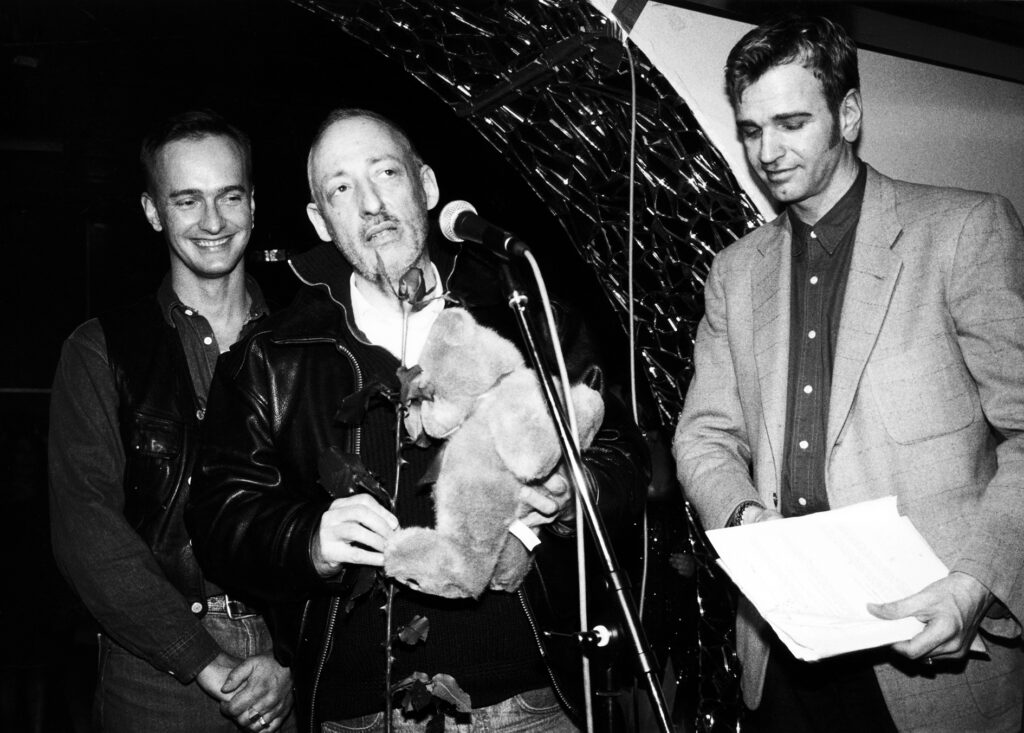 Manfred Salzgeber (mit Teddy) und Wieland Speck bei der Teddy-Preis-Verleihung der Internationalen Filmfestspiele Berlin 1993.
