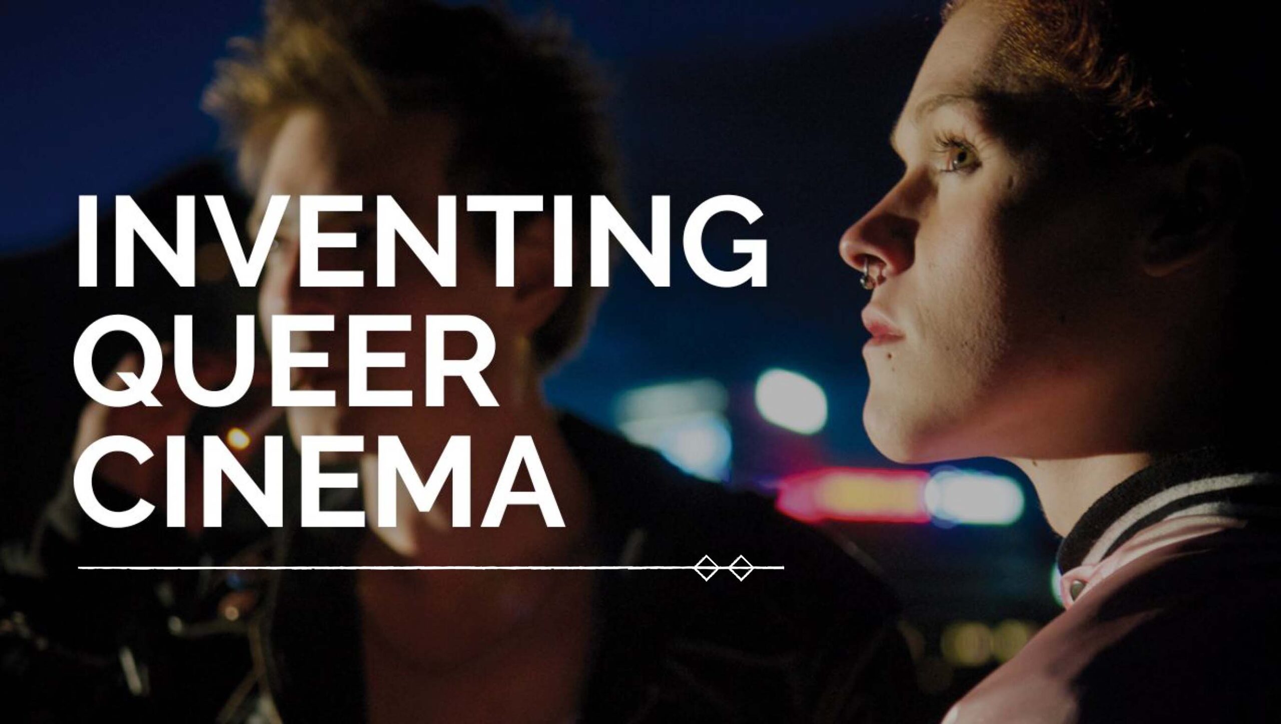 Szene aus Something Must Break (2014): Rechts steht Saga Becker als Sebastian, im Hintergrund ist Iggy Malmborg als Andreas zu sehen. Beide befinden sich nachts in einer unscharf beleuchteten urbanen Umgebung mit farbigen Lichtpunkten. Über dem Bild steht in großen weißen Buchstaben der Text „INVENTING QUEER CINEMA“, unterstrichen von einer dünnen Linie mit kleinen Diamantformen.