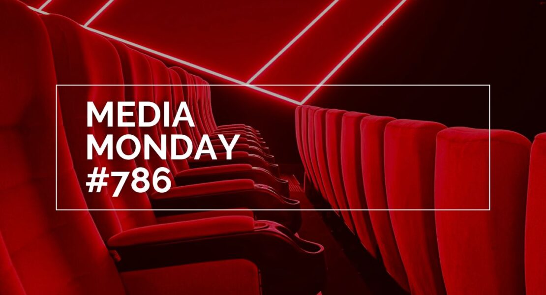 Ein moderner Kinosaal mit roten Polstersitzen, die von intensiven roten Neonlichtern an Wänden und Decke beleuchtet werden. Über den Sitzen liegt ein weißer Rahmen mit der Aufschrift „MEDIA MONDAY #786“, der wie ein grafisches Overlay wirkt und dem Bild einen klaren, medialen Fokus verleiht.