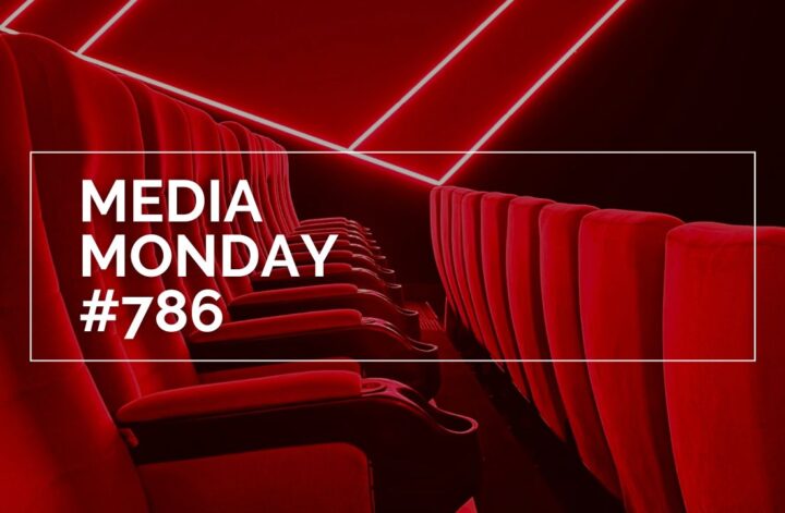 Ein moderner Kinosaal mit roten Polstersitzen, die von intensiven roten Neonlichtern an Wänden und Decke beleuchtet werden. Über den Sitzen liegt ein weißer Rahmen mit der Aufschrift „MEDIA MONDAY #786“, der wie ein grafisches Overlay wirkt und dem Bild einen klaren, medialen Fokus verleiht.