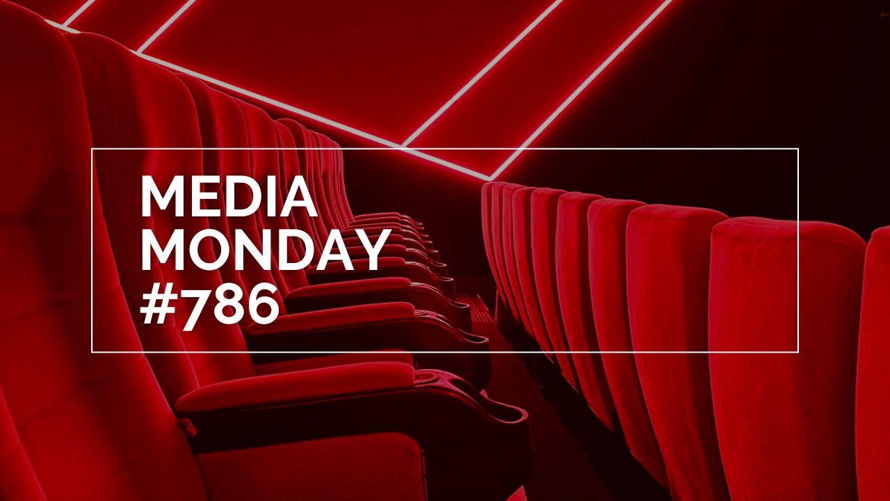 Ein moderner Kinosaal mit roten Polstersitzen, die von intensiven roten Neonlichtern an Wänden und Decke beleuchtet werden. Über den Sitzen liegt ein weißer Rahmen mit der Aufschrift „MEDIA MONDAY #786“, der wie ein grafisches Overlay wirkt und dem Bild einen klaren, medialen Fokus verleiht.