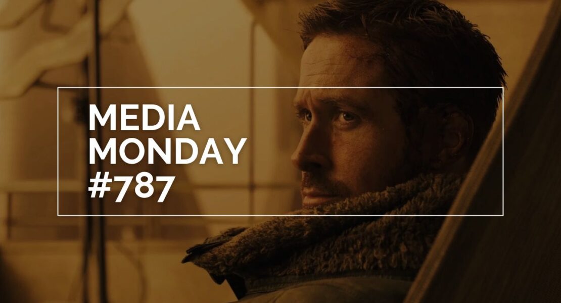 Ryan Gosling als Officer K sitzt in einem warm orange beleuchteten, futuristisch‑industriellen Raum und trägt eine schwere Jacke mit Fellkragen. Sein Blick geht leicht zur Seite, das Licht betont die ruhige, nachdenkliche Stimmung der Szene. Über dem Bild liegt ein weißer Rahmen mit der Aufschrift „MEDIA MONDAY #787“, die als grafisches Element klar hervorsticht.