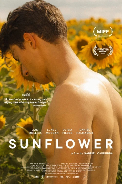 Leo (Liam Mollica) steht mit dem Rücken zur Kamera in einem weiten Feld voller leuchtend gelber Sonnenblumen. Er hat kurzes dunkles Haar und einen nackten Oberkörper. Warmes Sonnenlicht lässt die Szene ruhig und sommerlich wirken. Oben sind Festival‑Laurels und ein Zitat von TimeOut zu sehen. Unten stehen die Namen der Schauspielenden sowie der Filmtitel „SUNFLOWER“ in großen weißen Buchstaben, gefolgt von „a film by Gabriel Carrubba“.