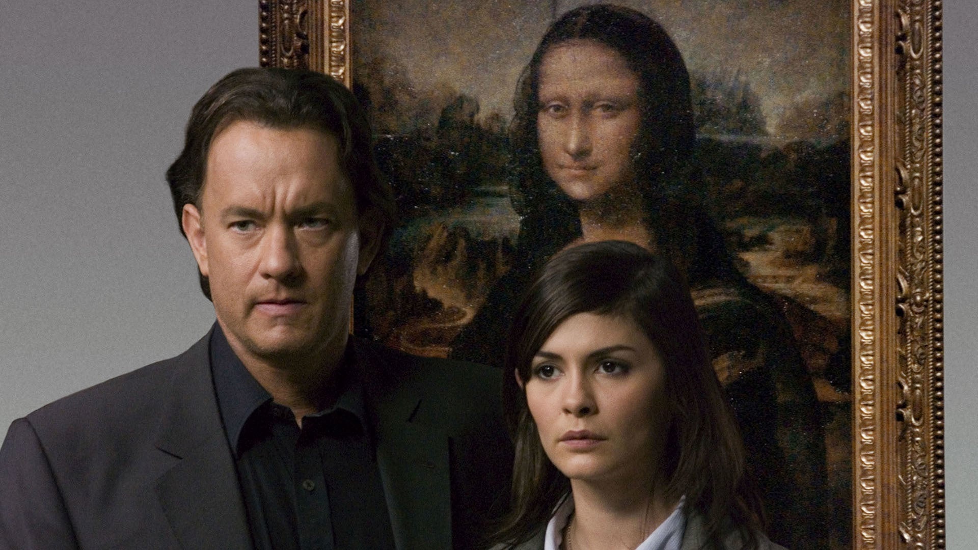 Robert Langdon (Tom Hanks) und Sophie Neveu (Audrey Tautou) stehen in „The Da Vinci Code – Sakrileg“ (2006) vor Leonardo da Vincis berühmter „Mona Lisa“. Mit ernsten Blicken betrachten sie ihre Umgebung, während das weltbekannte Gemälde im Hintergrund auf die geheimnisvolle Spurensuche zwischen Kunst, Geschichte und Verschwörungen verweist. | Die 5 besten Mystery-Abenteuerfilme