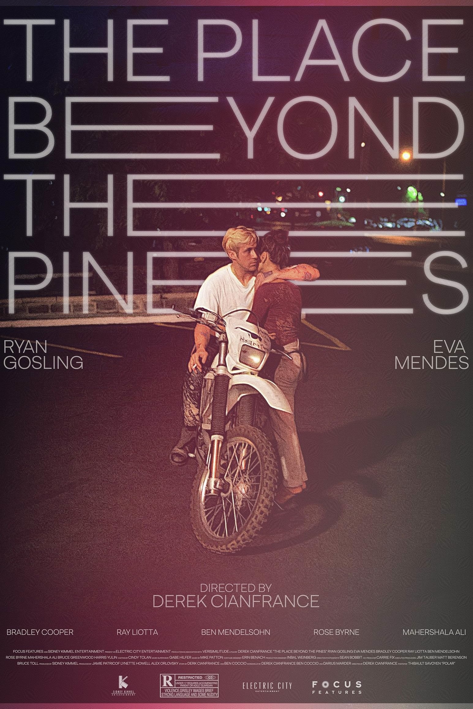 Luke Glanton (Ryan Gosling) und Romina Gutierrez (Eva Mendes) stehen nachts eng beieinander auf einem Parkplatz, neben Lukes Motorrad. Über ihnen prangt der Filmtitel „The Place Beyond the Pines“, darunter die Namen der Hauptdarsteller sowie weitere Credits des Films.