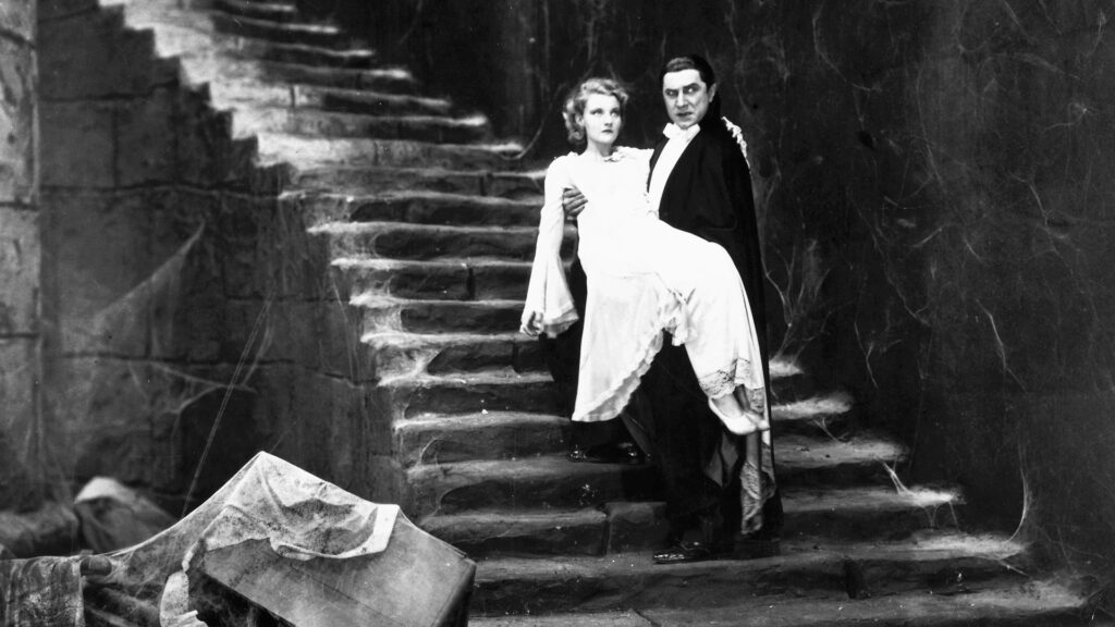 Dracula steht auf der Treppe mit seiner Angebeteten | Die 5 besten klassischen Horrorfilme