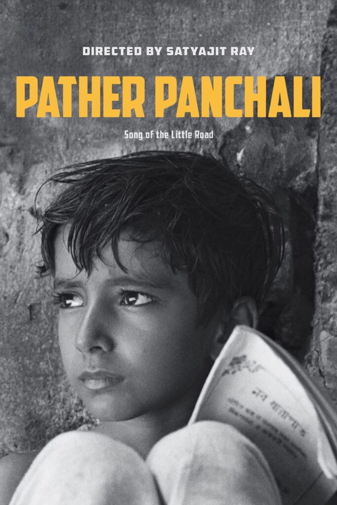 Ein schwarz‑weißes Filmplakat zeigt Apu (Subir Banerjee), einen jungen bengalischen Jungen, der nachdenklich zur Seite blickt und ein bengalisches Buch in den Händen hält. Hinter ihm befindet sich eine grobe Steinwand. Darüber steht der Filmtitel Pather Panchali sowie der Hinweis „Directed by Satyajit Ray“.