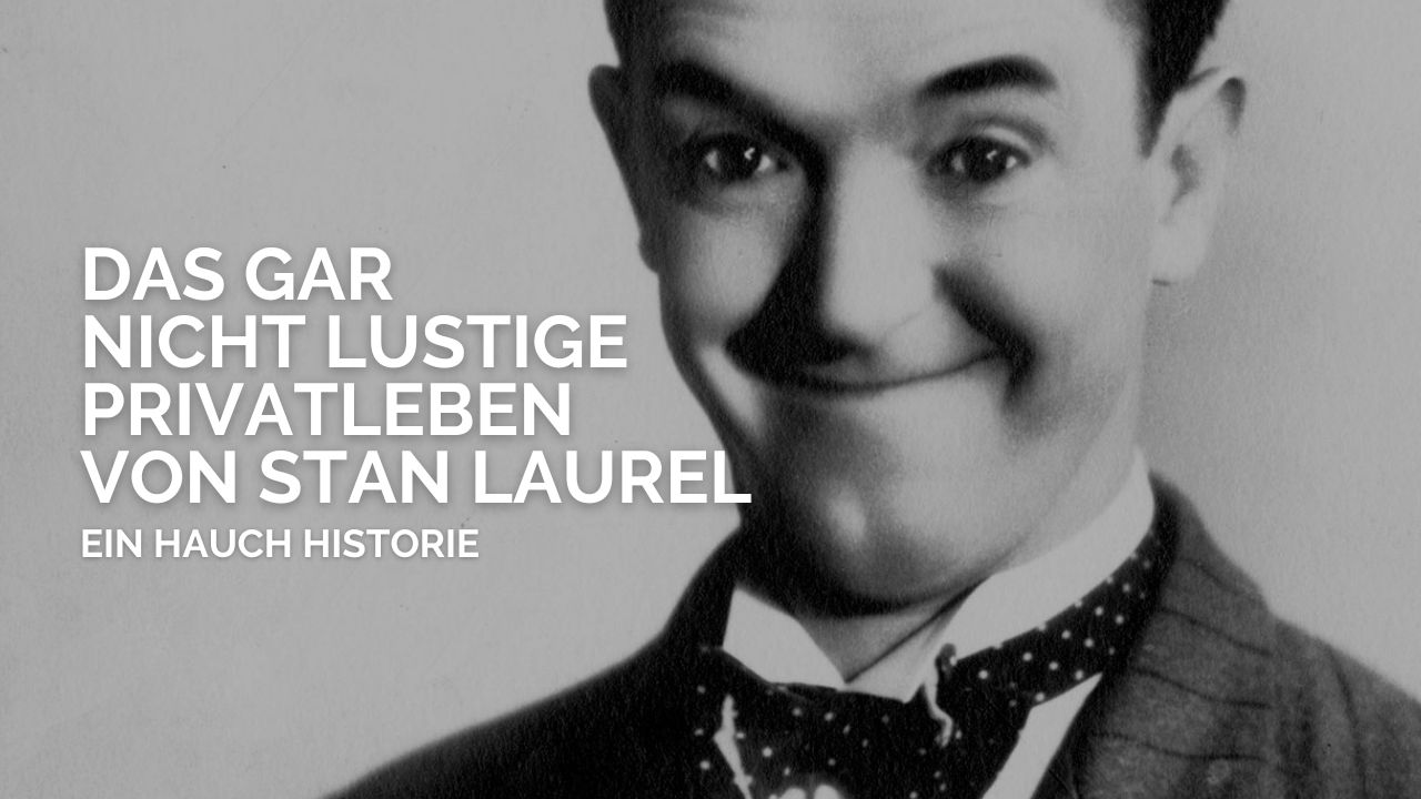 Ein schwarzweißes Porträt von Stan Laurel, frontal aufgenommen, mit ernstem Gesichtsausdruck. Links im Bild steht der Titel „Das gar nicht lustige Privatleben von Stan Laurel – Ein Hauch Historie“, der auf eine dokumentarische oder biografische Darstellung seines persönlichen Lebens hinweist.
