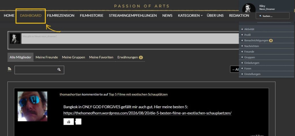 Ein Screenshot der Passion‑of‑Arts‑Website mit Navigationsleiste, Nutzerbereich und einem Kommentar zu exotischen Filmschauplätzen. Oben sind Menüpunkte wie Home, Dashboard, Filmrezension und Streamingempfehlungen sichtbar. Rechts erscheint das Nutzerprofil von Riley mit verschiedenen Optionen. Darunter steht ein Kommentar eines Users zu „Top 5 Filme mit exotischen Schauplätzen“ samt Profilbild und Interaktionssymbolen.