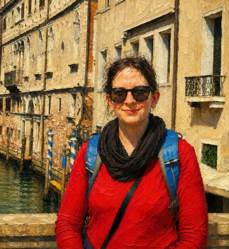 Eine Person steht an einem venezianischen Kanal, trägt Sonnenbrille, roten Pullover, schwarzen Schal und einen blauen Rucksack. Die Szene wirkt wie ein Ölgemälde. Im Hintergrund sind helle historische Gebäude mit Bögen und Balkonen zu sehen. Es handelt sich um Denise, die Content Creatorin für den Instagram Kanal von Passion of Arts | Dein Fenster zur Filmkunst.
