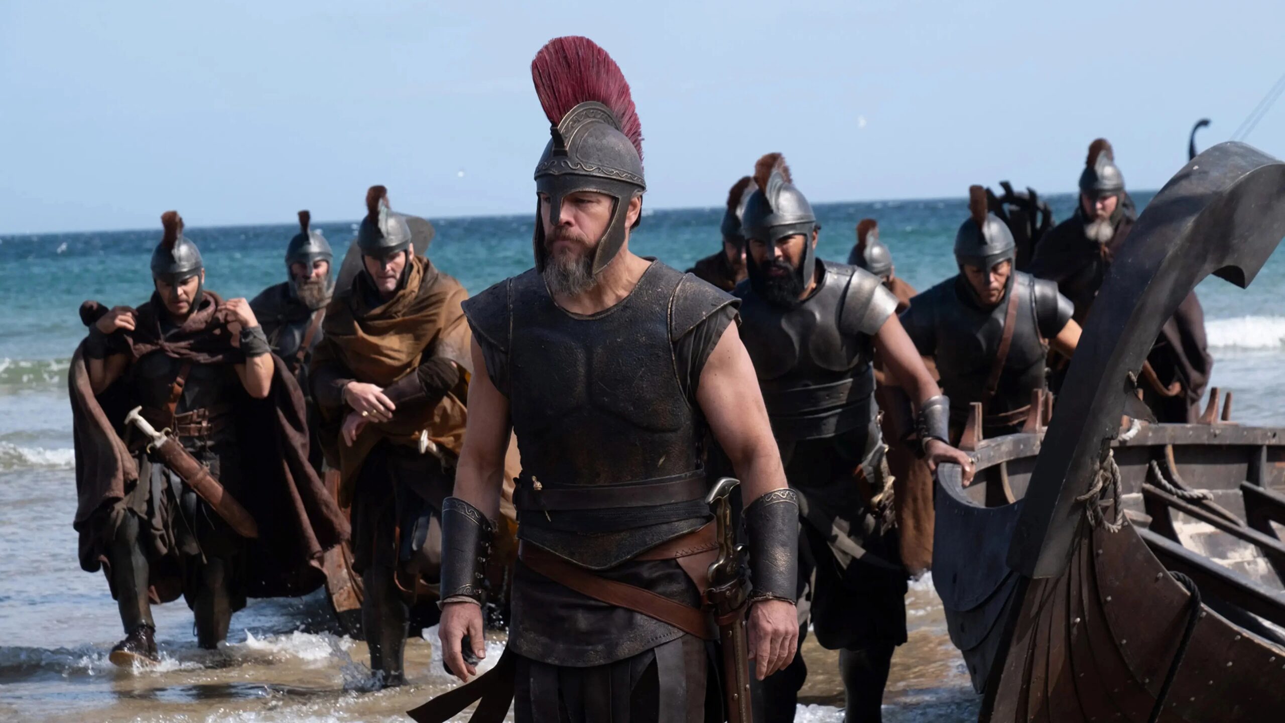 Odysseus (Matt Damon) führt seine Männer nach der Landung entschlossen vom Strand ins Landesinnere. Die Krieger verlassen ihre Langschiffe und betreten unbekanntes Terrain.