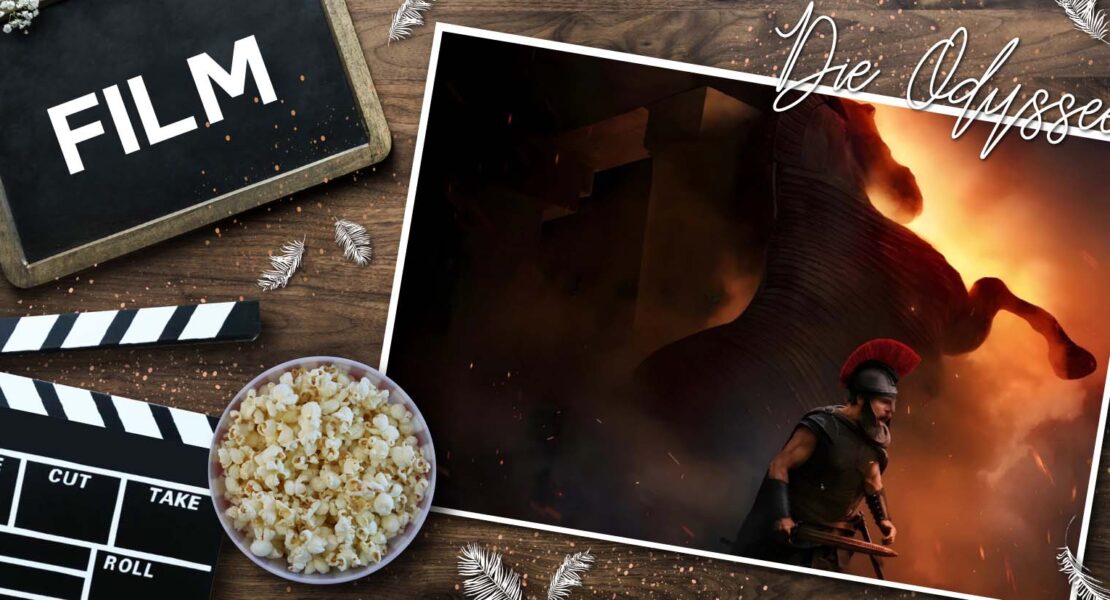 Auf einer Holzoberfläche liegen ein Filmklappenbrett, eine Schüssel Popcorn und eine kleine Tafel mit dem Wort Film. Rechts daneben ist ein Poster zu sehen, das Matt Damon als Odysseus zeigt: Er trägt antike Rüstung mit rotem Helmbusch und hält ein Schwert. Hinter ihm brennt das trojanische Pferd, dessen hölzerne Struktur in Flammen und Rauch aufgeht. Der Titel „Die Odyssee“ ist sichtbar, dazu die Credits „© Syncopy Inc. | Universal Pictures“ und die Website „www.passion-of-arts.de“. Die Komposition verbindet klassische Mythologie mit moderner Filmästhetik.