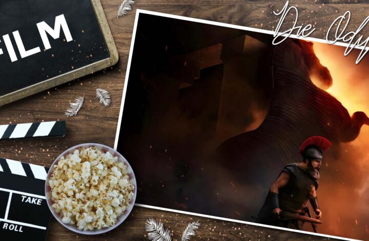 Auf einer Holzoberfläche liegen ein Filmklappenbrett, eine Schüssel Popcorn und eine kleine Tafel mit dem Wort Film. Rechts daneben ist ein Poster zu sehen, das Matt Damon als Odysseus zeigt: Er trägt antike Rüstung mit rotem Helmbusch und hält ein Schwert. Hinter ihm brennt das trojanische Pferd, dessen hölzerne Struktur in Flammen und Rauch aufgeht. Der Titel „Die Odyssee“ ist sichtbar, dazu die Credits „© Syncopy Inc. | Universal Pictures“ und die Website „www.passion-of-arts.de“. Die Komposition verbindet klassische Mythologie mit moderner Filmästhetik.