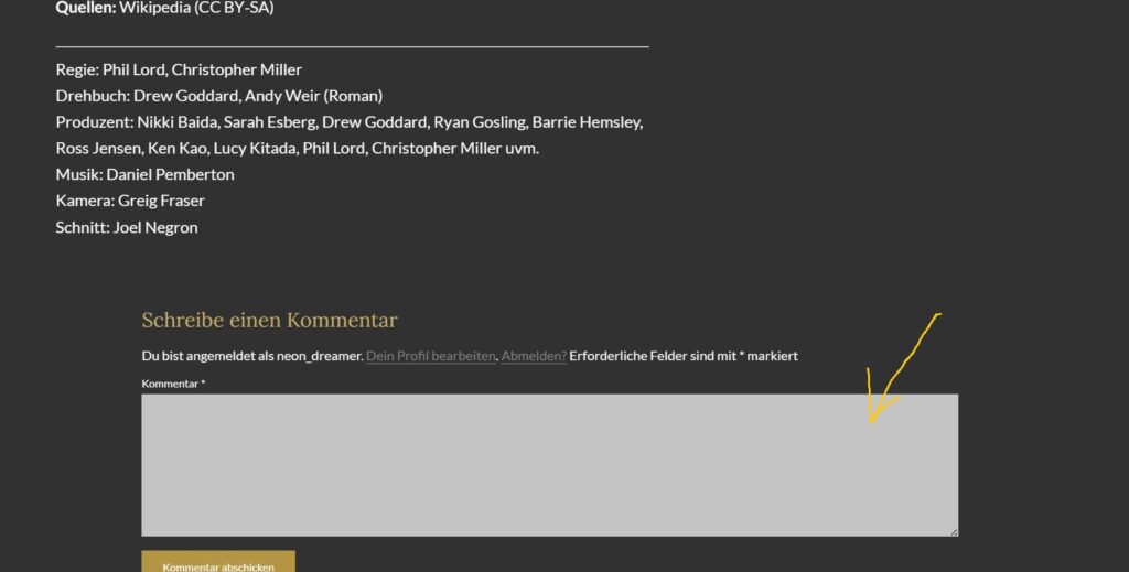 Ein dunkler Webseitenabschnitt mit Filmcredits wie Regie, Drehbuch, Produktion, Musik, Kamera und Schnitt. Darunter befindet sich ein Kommentarbereich mit einem großen Eingabefeld, dem Hinweis, dass der Nutzer neon_dreamer angemeldet ist, sowie einem gelben Button zum Abschicken des Kommentars. Ein gelber Pfeil zeigt auf das Kommentarfeld.