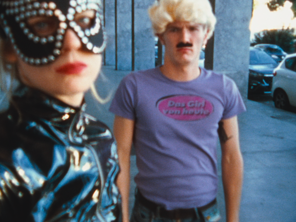 Charlotte (Lilith Stangenberg) und Rudolph (Twiggy Glouglou) aus dem Film "Für immer 16" kostümiert für ihren Filmdreh
