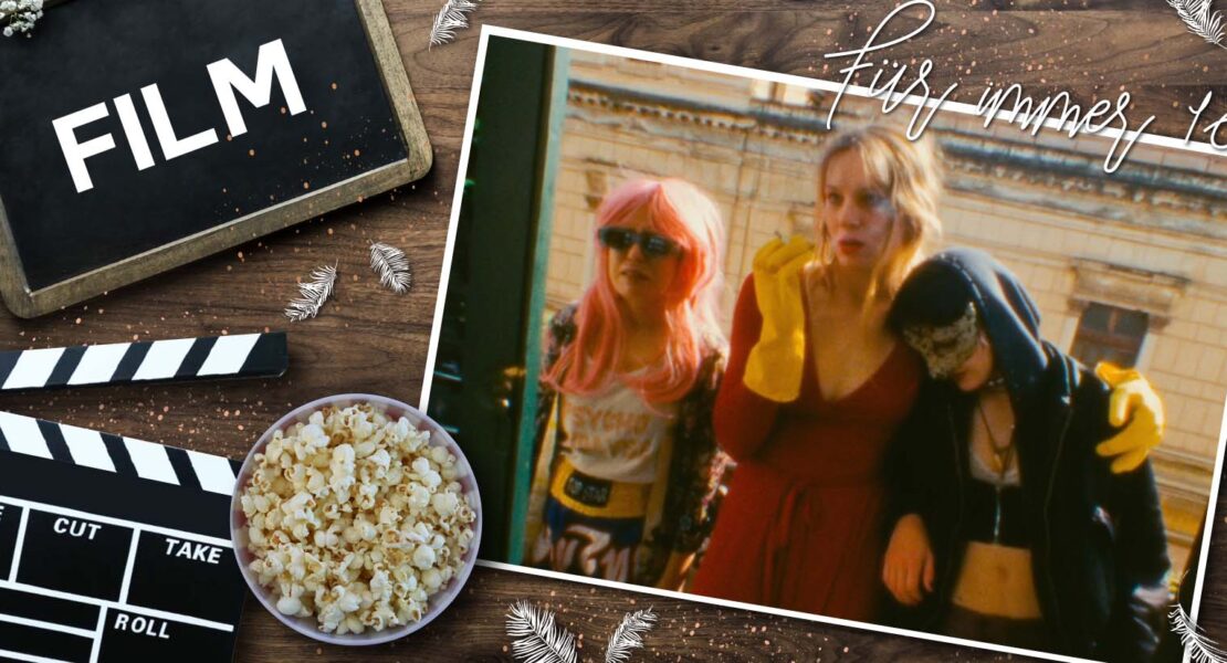 Eine Collage zum Film Für immer 16: Links liegen eine Filmklappe, eine Tafel mit dem Wort „Film“ und eine Schale Popcorn auf Holz, rechts daneben ein Foto von Oskar, Charlotte und Helena vor einem Gebäude, darüber handschriftlich der Filmtitel.