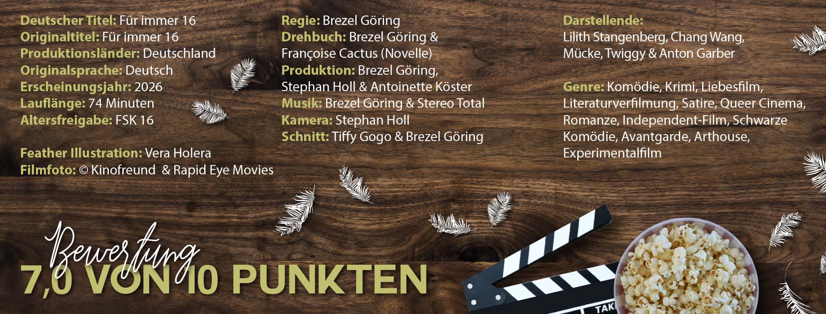 Ein Infoblatt zum Film Für immer 16 liegt auf einem hölzernen Hintergrund mit Federgrafiken, Popcornschale und Filmklappe; darauf stehen Titel, Produktionsangaben, Crew, Cast, Genrevielfalt und eine Bewertung, gestaltet wie eine dekorative Übersicht zum Film.