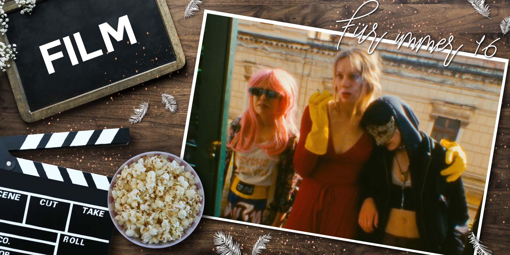 Eine Collage zum Film Für immer 16: Links liegen eine Filmklappe, eine Tafel mit dem Wort „Film“ und eine Schale Popcorn auf Holz, rechts daneben ein Foto von Oskar, Charlotte und Helena vor einem Gebäude, darüber handschriftlich der Filmtitel.