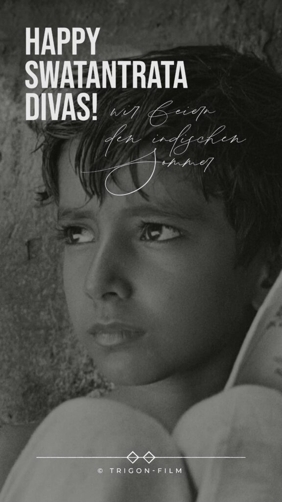 Ein schwarz‑weißes Porträt aus Pather Panchali zeigt Apu (Subir Banerjee), der nachdenklich zur Seite blickt, vor einer strukturierten Steinwand. Darüber steht der Schriftzug „Happy Swatantrata Divas! wir feiern den indischen Sommer © Trigon-Film“.