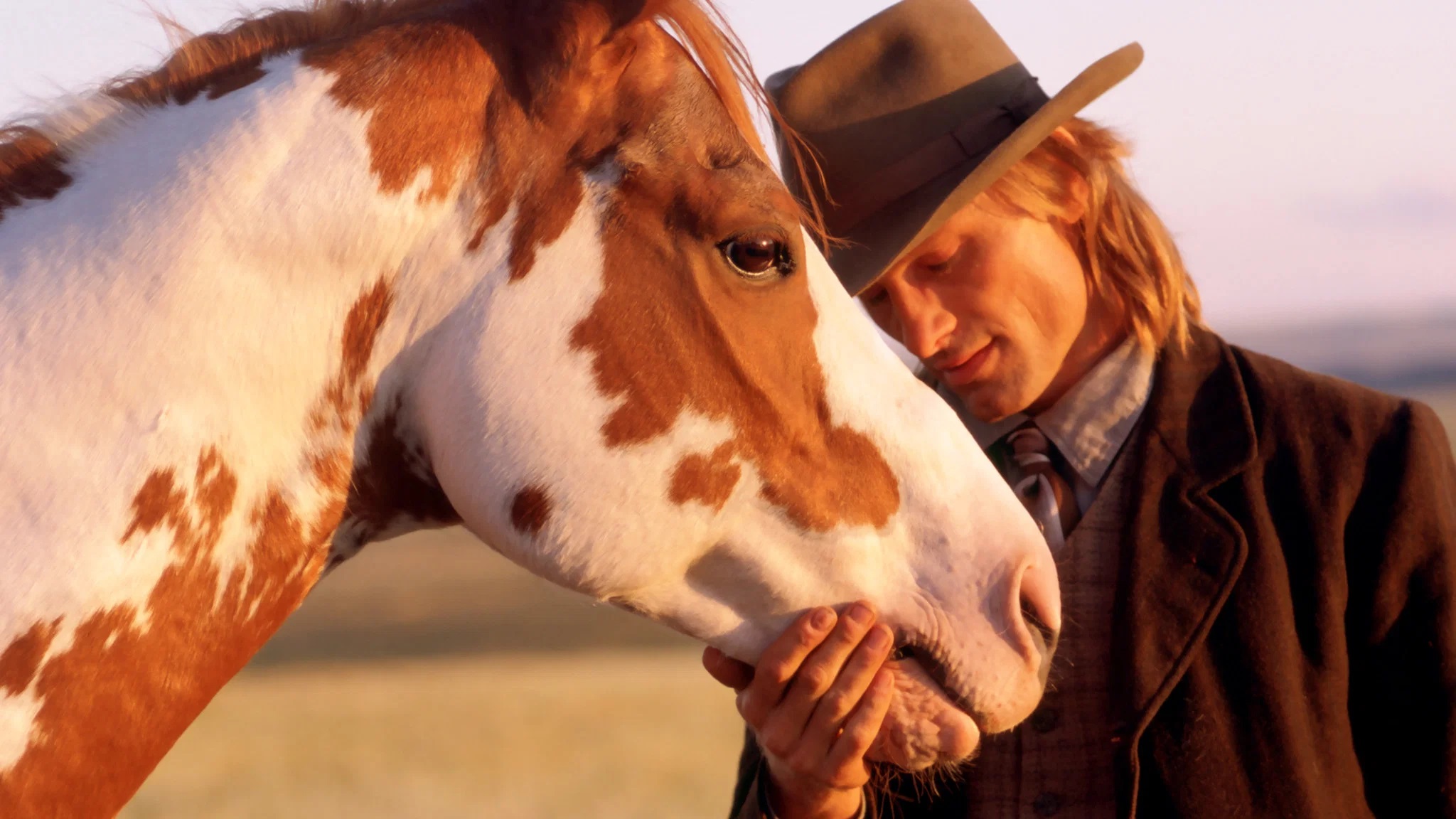 Das Bild zeigt Frank T. Hopkins (gespielt von Viggo Mortensen) und sein treues Pferd Hidalgo aus dem Film "Hidalgo - 3000 Meilen zum Ruhm" | Top 5 Filme mit exotischen Schauplätzen