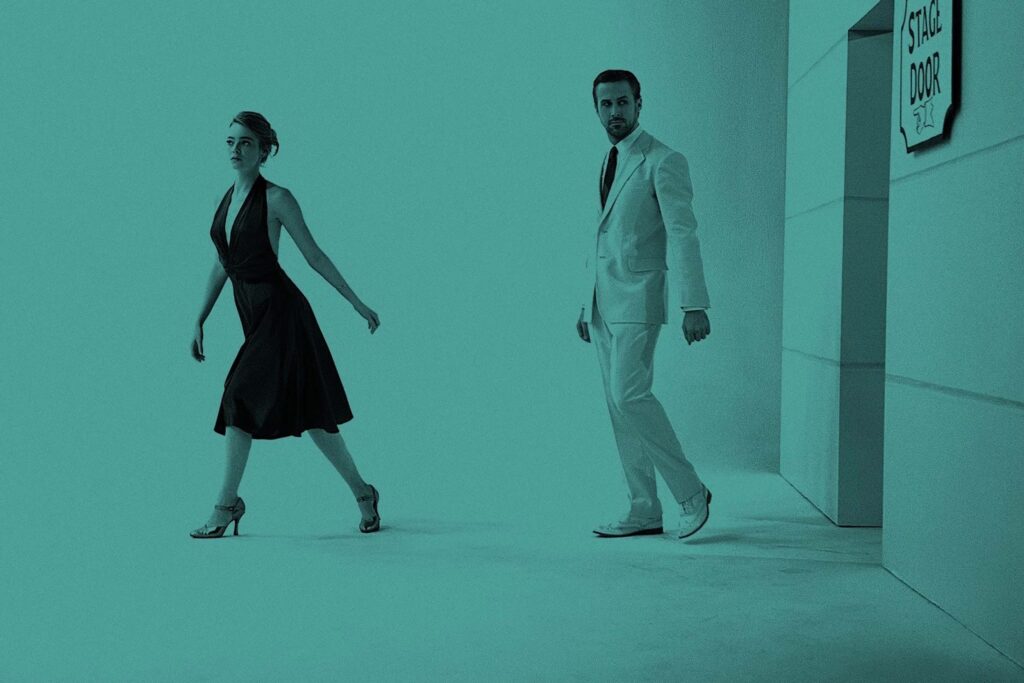 Emma Stone als Mia Dolan und Ryan Gosling als Sebastian Wilder in einer stilisierten Szene aus „La La Land“. Beide gehen aneinander vorbei, Mia in einem dunklen Kleid und Sebastian im hellen Anzug, während im Hintergrund eine Tür mit der Aufschrift „Stage Door“ zu sehen ist. Die gesamte Szene ist in einem monochromen Türkiston gehalten und wirkt wie ein ruhiger, filmischer Moment hinter der Bühne. | Media Monday #788