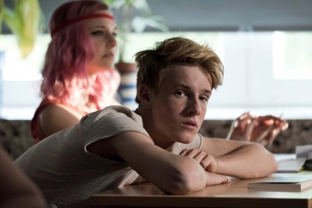 Das Bild zeigt Louis Hofmann als Phil in der Literaturverfilmung "Die Mitte der Welt" | Media Monday #792