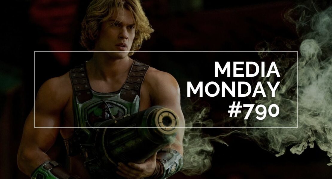 Nicholas Galitzine als He Man aus Masters of the Universe steht in einer düsteren, nebligen Umgebung, trägt eine grün braune Rüstung und hält eine große futuristische Waffe, aus der Rauch aufsteigt. Über dem Bild steht der Schriftzug „MEDIA MONDAY #790“, der das Motiv wie ein kraftvolles Promo Artwork wirken lässt.