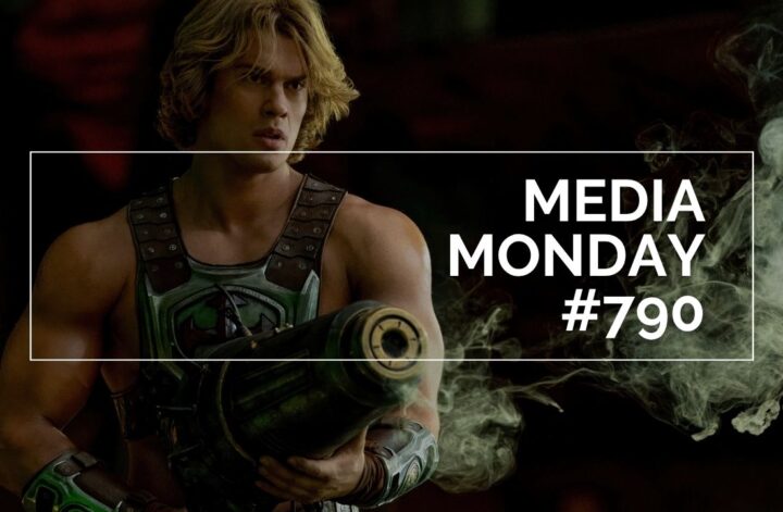 Nicholas Galitzine als He Man aus Masters of the Universe steht in einer düsteren, nebligen Umgebung, trägt eine grün braune Rüstung und hält eine große futuristische Waffe, aus der Rauch aufsteigt. Über dem Bild steht der Schriftzug „MEDIA MONDAY #790“, der das Motiv wie ein kraftvolles Promo Artwork wirken lässt.