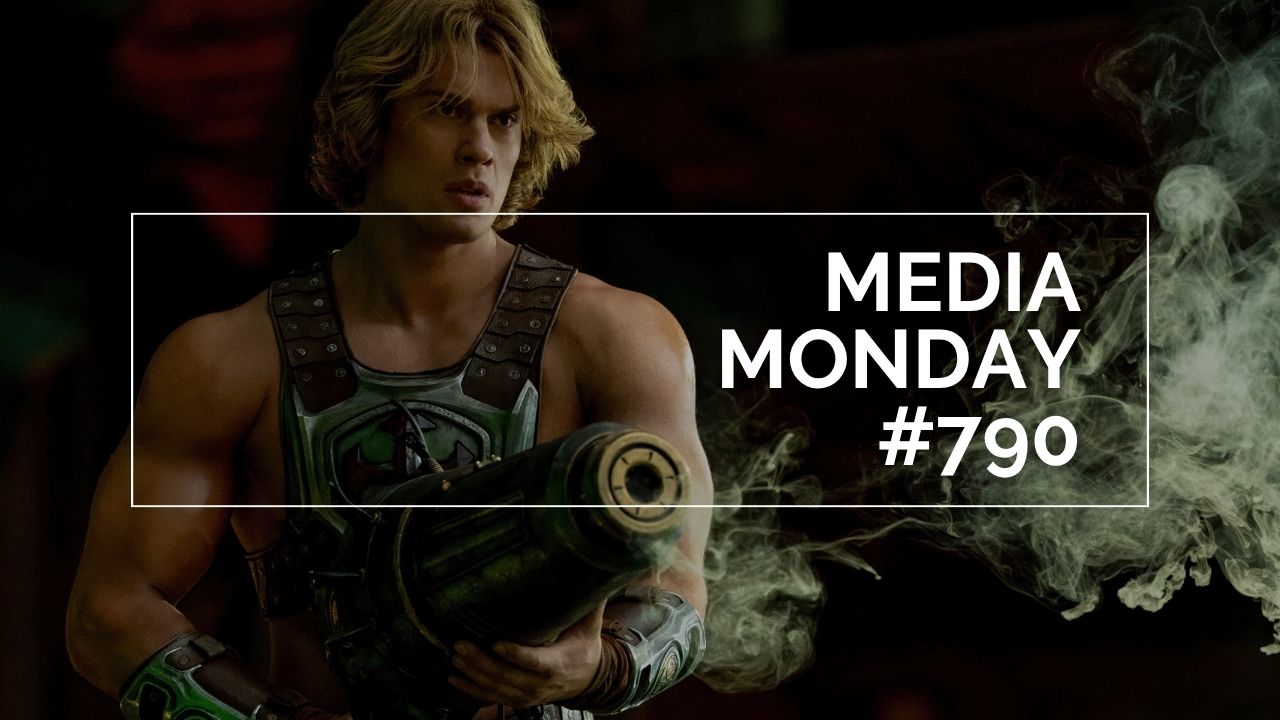 Nicholas Galitzine als He Man aus Masters of the Universe steht in einer düsteren, nebligen Umgebung, trägt eine grün braune Rüstung und hält eine große futuristische Waffe, aus der Rauch aufsteigt. Über dem Bild steht der Schriftzug „MEDIA MONDAY #790“, der das Motiv wie ein kraftvolles Promo Artwork wirken lässt.